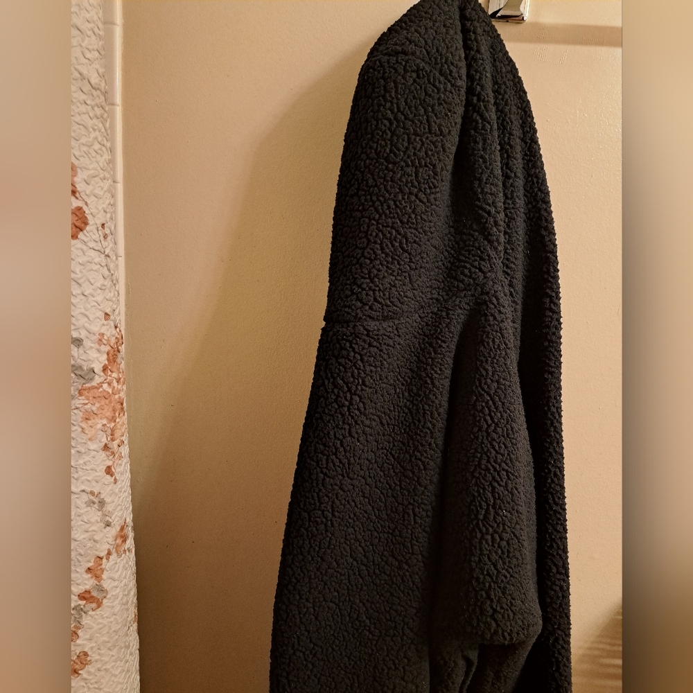 G.I.L.I. Women's Top SIze Petite  M/L The Lounger Oversized Sherpa Hoodie Black
